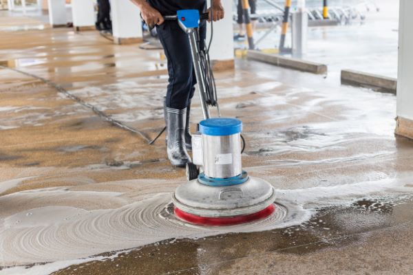 Nên sử dụng dịch vụ hay tự vệ sinh công trình xây dựng
